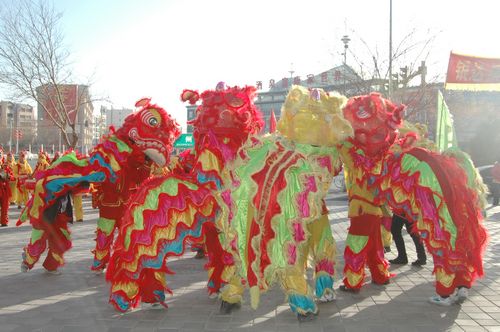 酒泉市2011年元宵節(jié)社火匯演期間，部分社火隊來公司拜年