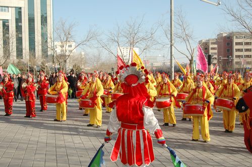 酒泉市2011年元宵節(jié)社火匯演期間，部分社火隊來公司拜年
