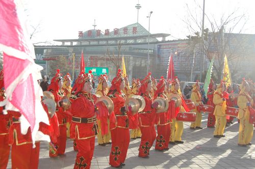 酒泉市2011年元宵節(jié)社火匯演期間，部分社火隊來公司拜年
