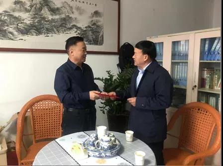 敦煌種業(yè)領(lǐng)導(dǎo)看望慰問(wèn)公司老干部、老黨員及困難黨員職工