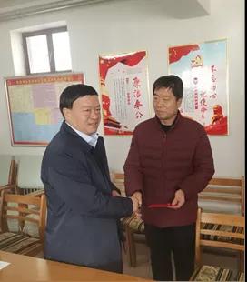 敦煌種業(yè)領(lǐng)導(dǎo)看望慰問(wèn)公司老干部、老黨員及困難黨員職工