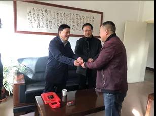 敦煌種業(yè)領(lǐng)導(dǎo)看望慰問(wèn)公司老干部、老黨員及困難黨員職工